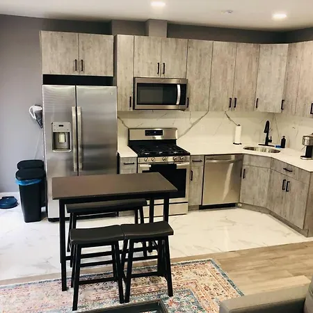 Luxury 2 Bedroom Apartment With Laundry & Close Transport